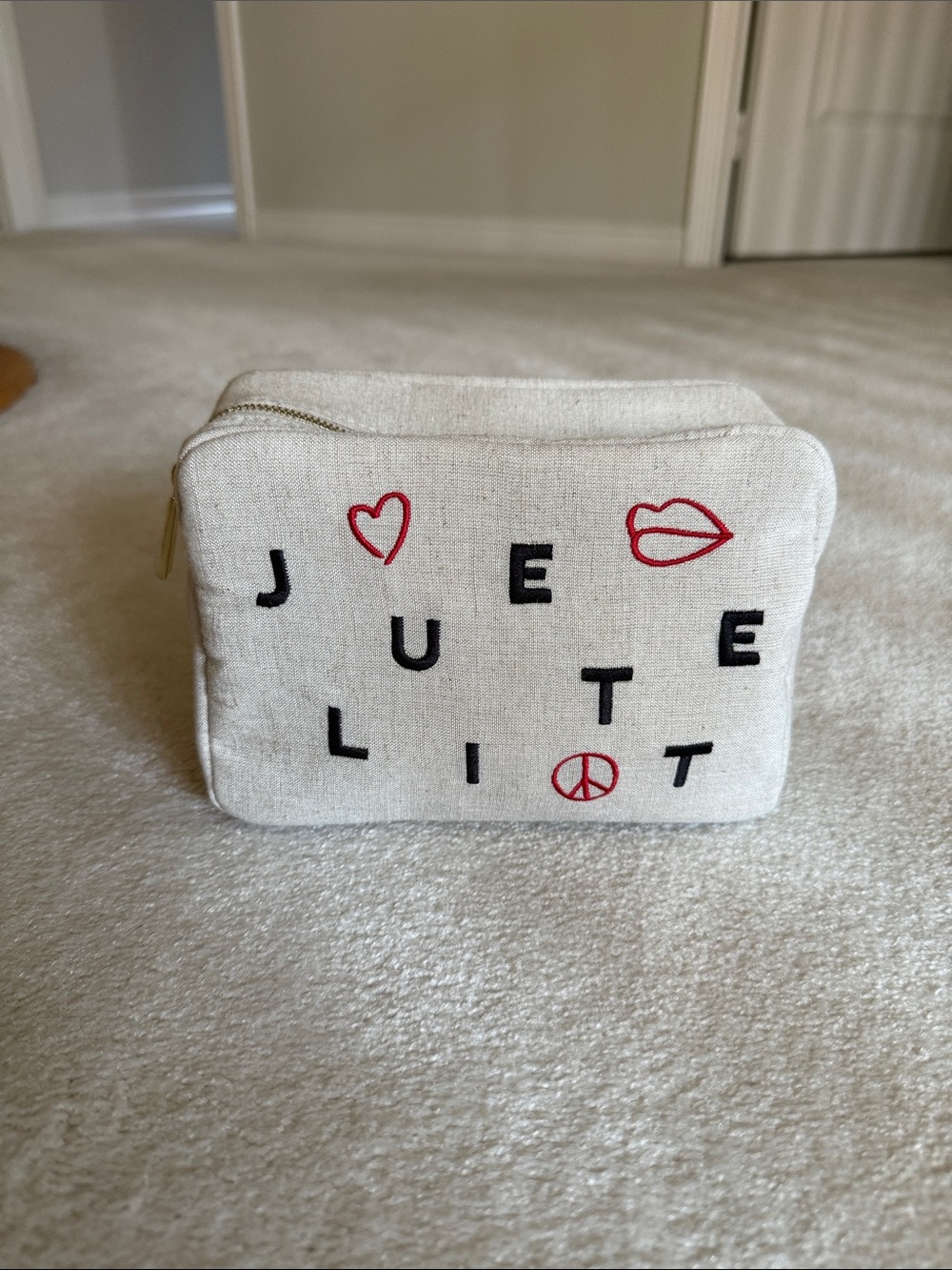 NWOT Juliette has a gun toiletry case